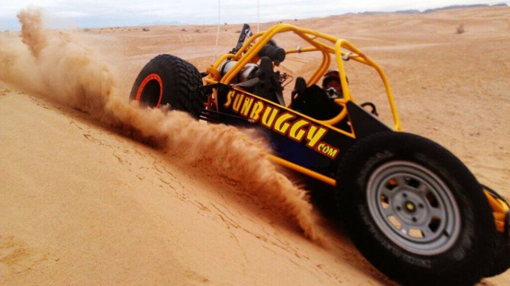 拉斯维加斯外的沙丘车踢了泥沙