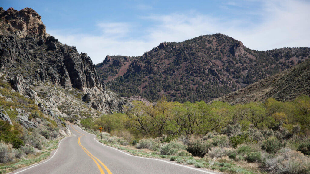 11.让鹰谷的全景带你离开内华达州，直接进入哈雷戴维森(Harley Davidson)广告的场景。雷竞技体育app