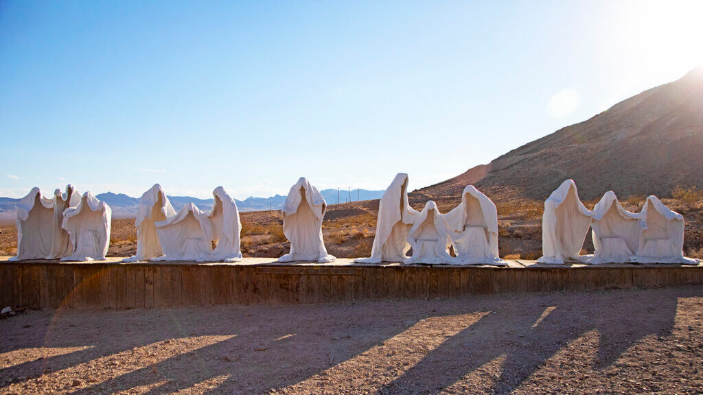 20.比利时艺术家Albert Szukalski被这个废弃的地方和迷人的莫哈韦沙漠景观深深打动，他和其他艺术家从1984年开始在这里创作永久雕塑。他最著名的电影是《最后的晚餐》。