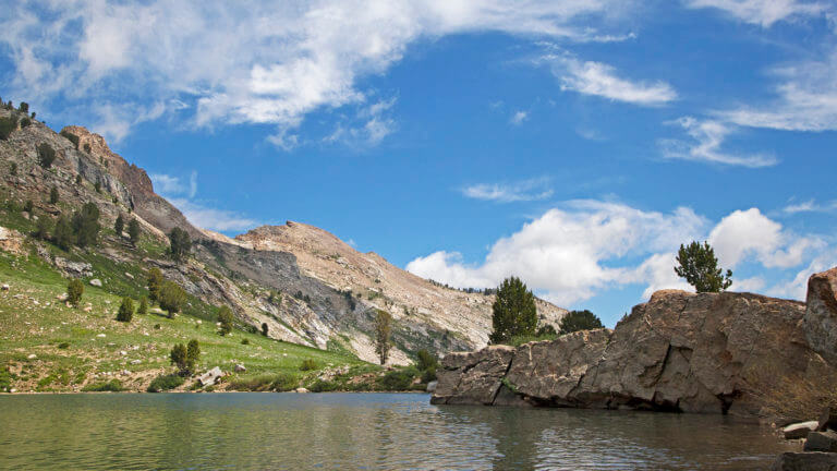 湖在拉莫维尔峡谷和红宝石山