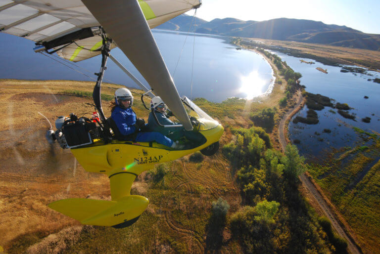 悬挂式滑翔机在南太浩湖上空飞行