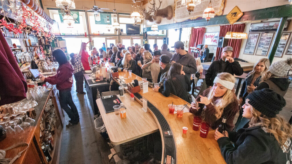 魔鬼逼我在酒吧里爬