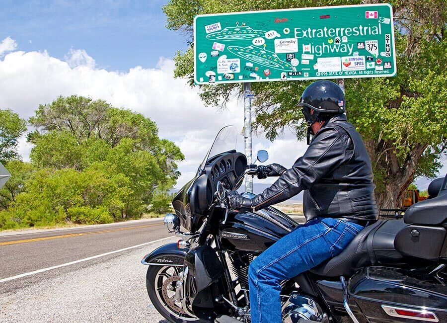 摩托车骑手外星高速公路上