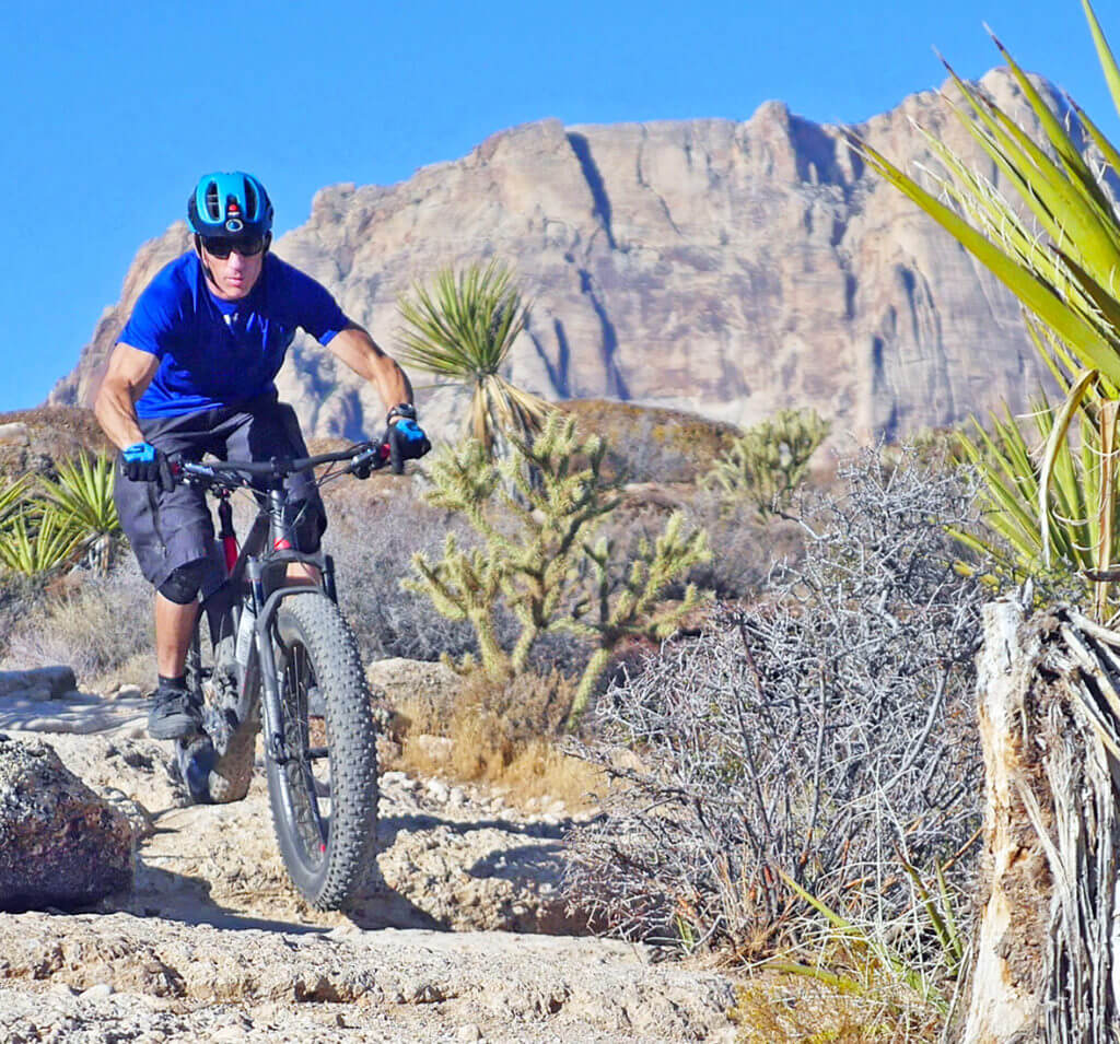 在拉斯维加斯骑山地自行车