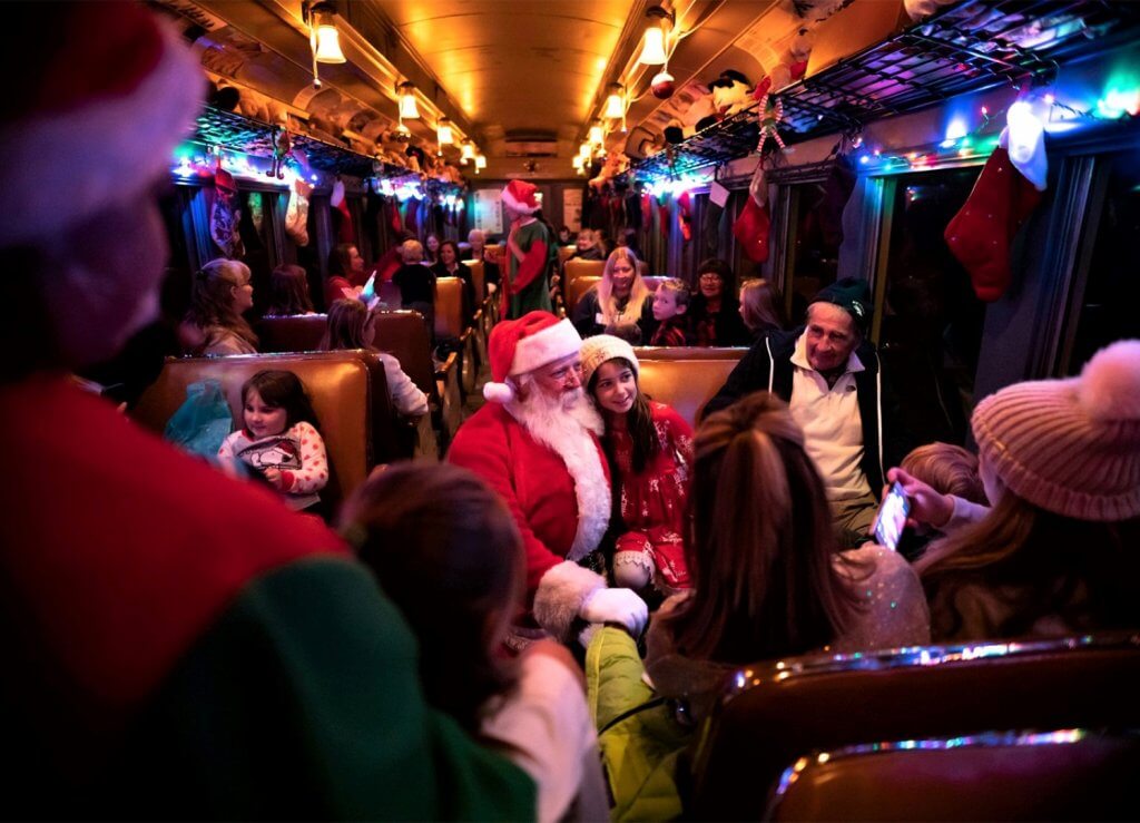 圣诞老人坐着客人在极地特快